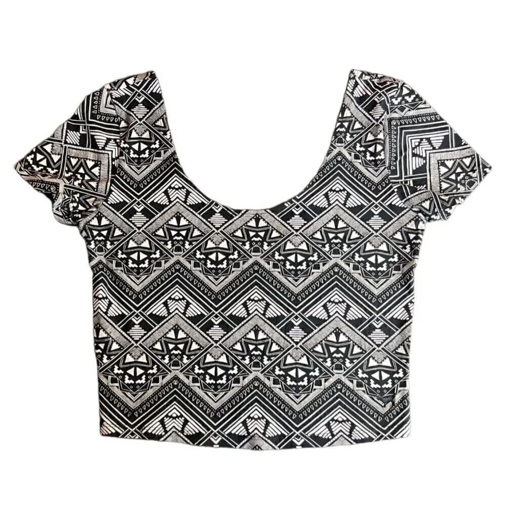 Pink Victoria’s Secret Geometric scoop neck crop top size medium
Black White